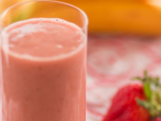 Ginger Man Smoothie<br/>Para el desayuno<br/><br/>1/2 taza de fresas congeladas<br/>1/4 banano congelado<br/>1 taza de leche de almendras<br/>1 cucharada de jengibre fresco rallado<br/>Un toque de pimienta<br/>1 cucharada sopera de proteína en polvo (disponible en centros fitness o tiendas de vitaminas)<br/><br/>Licuar todos los ingredientes y consumir de inmediato<br/><br/>