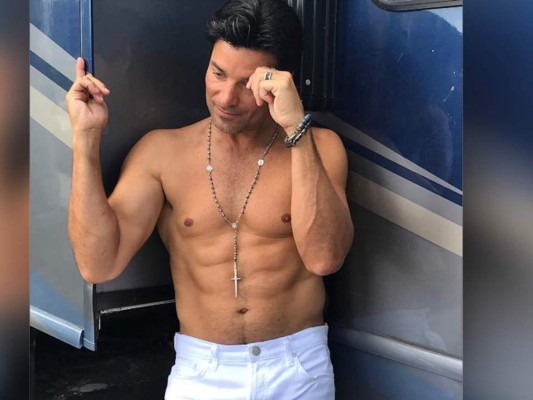 El veterano Chayanne es uno de los hombres favoritos por su cuerpo tonificado, en varias ocasiones el cantante ha mostrado que su figura sigue siendo perfecta.