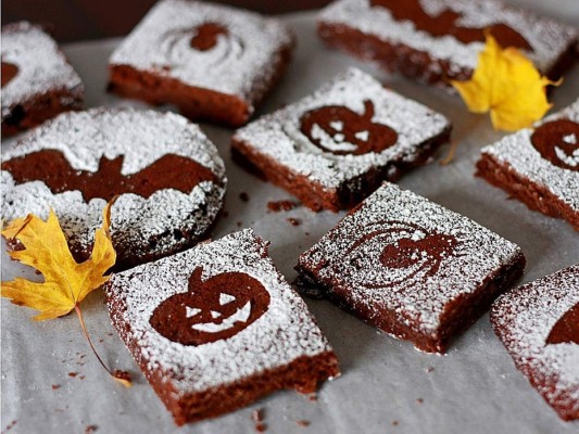 Brownies Horroríficos<br/>Ofreciéndolos en lugar de dulces puedes ofrecer estos brownies con otro estilo temático,<br/>Ingredientes:<br/>1 caja de mezcla para hacer brownies, aceite vegetal, huevos, agua, moldes para cortar galletas en forma de calavera o plantillas de figuras de halloween y azúcar glass<br/>