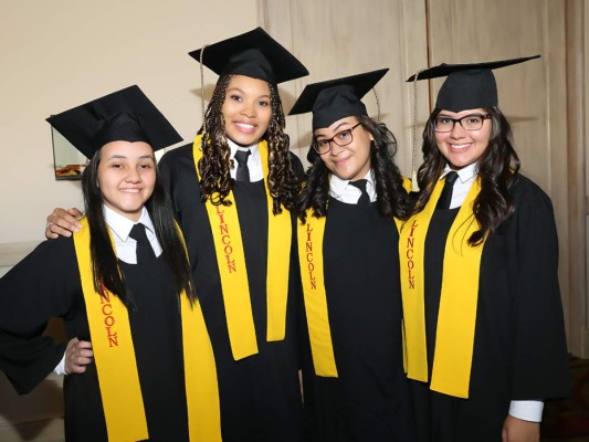 Firma de acta de Lincoln School generación 2017