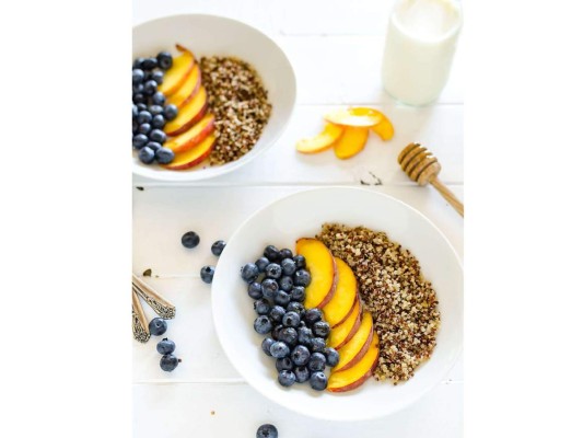 Quinoa, El alimento futurista fue el término que se le otorgó en 1996 por la FAO y con toda razón. Es una fuente de proteína que solventa la desnutrición. Entre sus beneficios están su riqueza en Omega 6, aminoácidos que influyen el el funcionamiento cerebral como el B1, B2 y otros minerales. Este cereal proveniente del hemisferio sur de América, es revolucionario para la pérdida de peso