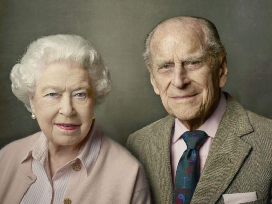 La Reina y Felipe salieron en otro retrato en 2016. ¿La ocasión? El cumpleaños número 90 de la monarca y el 95 del Duque.