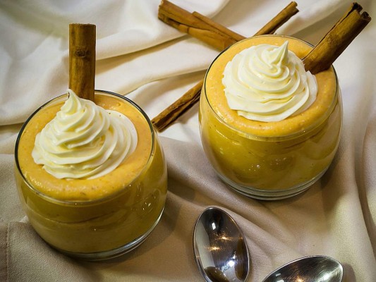 Mousse de calabaza con galletas<br/>Con un toque de vainilla y con el sabor de la calabaza este mouse es delicioso por costra de galletas además del toque de jengibre que equilibrara los sabores una de las opciones para halloween.<br/>Ingredientes:<br/>1 paquete de galleta de vainilla, ½ barra de mantequilla sin sal derretida, 2 cucharadas de azúcar, 2 cucharadas de azúcar morena, ¾ de taza de queso crema,1 cucharadita de canela, 1cucharadita de jengibre,1/2 cucharadita de pimienta, ½ cucharadita de nuez moscada, 1 taza y ½ de leche condensada y 2 tazas de crema chantilly.<br/>