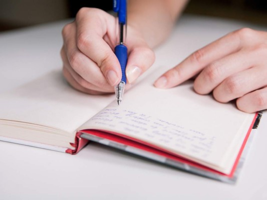 <br/>#3 Lleva un diario<br/><br/>¿Tienes dificultad para dormir? ¡Escribelo! Investigaciones muestran que escribir sobre qué es lo que te estresa puede ayudar a aclarar tu mente. No sólo eso, el diario, tiene numerosos poderes mentales. Los expertos incluso lo recomiendan como una manera para ayudarte a dormir.<br/>