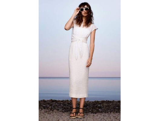 <br/>8. Colores, brillos, lentejuelas, vestidos, tops, faldas, sandalias, accesorios… Sin duda esta nueva colección cuenta con looks versátiles, perfectos para combinar entre sí.<br/>