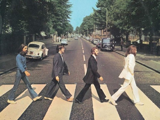 ¿Sabías que la portada del álbum Abbey Road iba a ser tomada en el Himalaya? Esto se debe a que el disco se iba a llamar Everest. Han pasado 50 años desde la publicación de la emblemática foto de portada del último disco de The Beatles, así que aquí te traemos algunas de las fotografías icónicas de todos los tiempos.