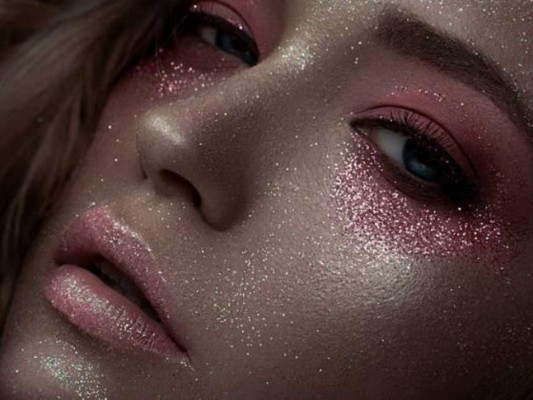 Piel Glitter<br/>Brillo, brillo y más brillo veremos en los rostros este 2022. Este año se busca sacar la creatividad de los amantes del maquillaje y el glitter será tu mejor cómplice para sacar estos looks galácticos. No tengas miedo de sacar a relucir tu imaginación. Estarán en texturas efecto wet, sobre todo en los tonos púrpura. ¿Te animas a probar las tendencias?<br/>