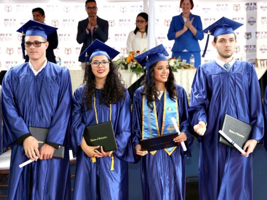 Entrega de títulos de la Discovery School