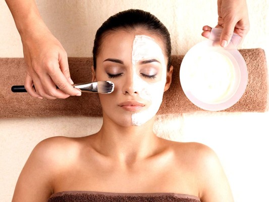 Beauty pack. Clinimagen en San Pedro Sula, ofrece paquetes para consentir la piel de mamá que incliyen desde limpieza facial básica y microdermoabrasión hasta máscaras hidrotensoras, toxina botulínica y velo de colágeno. Definitivamente, ¡un regalo para disfrutar!<br/>