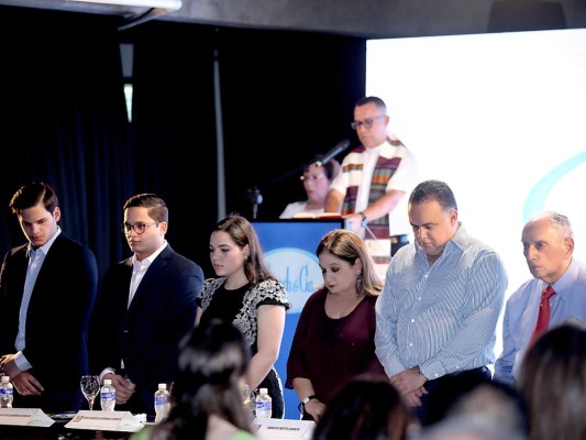 El sacerdote Edwin Nieto durante la bendición de la nueva tienda, Emilio, Gabriel, Alexandra Quiñónez Larach, Juanita Larach Larach, Armando Calidonio y Emilio Larach