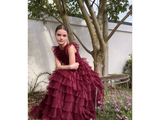 Florence Hunt<br/> La joven actriz de la aclamada serie The Bridgerton, eligió un vestido oscuro con volantes de tul.<br/>
