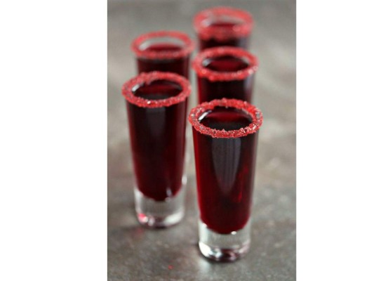 Walker Blood Sangria<br/>Merlot, el jugo de granada, el licor de naranja y el agua con gas serán los favoritos para este Halloween.<br/>