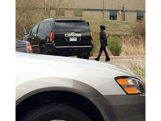 Prince<br/>La imagen capta a Prince saliendo de una farmacia Walgreens cerca de su casa en Minnesota. Pasó el día en su casa y fue descubierto muerto en el ascensor por una sobredosis del analgésico opioide Fentanyl.<br/>