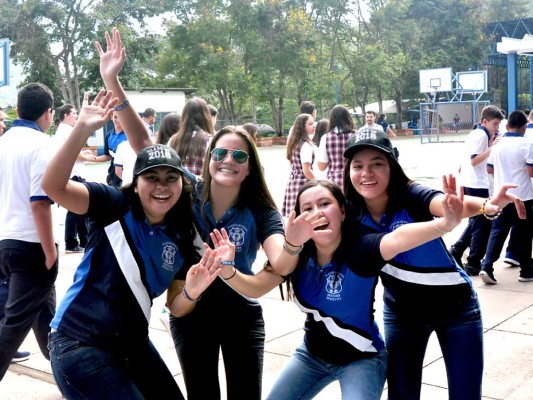 Senior entrance de la Macris School