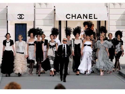Hace 37 años, Karl Lagerfeld aceptó el reto de ser el Director Creativo de Chanel. Como confesó en varias entrevistas, firmó un contrato vitalicio con Chanel y Fendi y hasta hoy, su último día, lo cumplió con pasión y entrega. El mítico diseñador que con su muerte da paso a una leyenda, murió en el hospital Americano de Neuilly, en las afueras de París, donde fue ingresado de urgencia el lunes por la noche