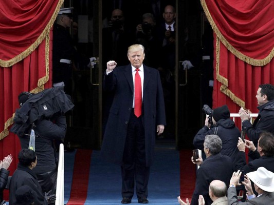 Donald Trump a su llegada a la Toma de Posesión, saludando como es su costumbre, con el puño cerrado