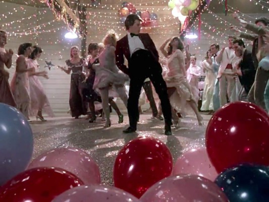 Kevin Bacon: Footlose marcó una generación, y Bacon, en jeans y camiseta blanca, demostró que el baile es celebración, alegría, atracción. No se pierda usted, caballero, el goce de bailar, brincar, dar vueltas y abrazar a la muchacha que le gusta en una fiesta.