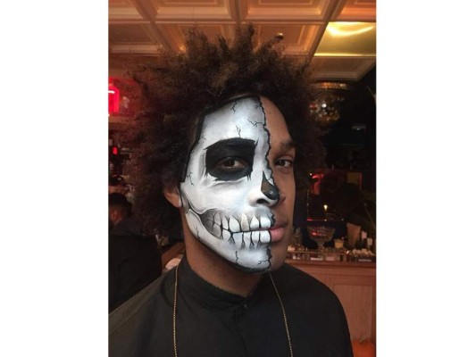 Mitad de la cara hombre algo básico negro y blanco con detalles de sombras