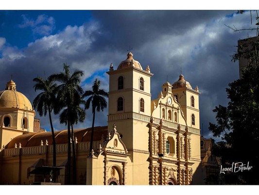 Tegucigalpa se distingue por sus majestuosas iglesias, ahí donde unidos por la fe, los devotos elevan sus plegarias. Uno de sus templos más emblemáticos es la Catedral Metropolitana de San Miguel Arcángel, construido entre los años 1765 y 1786 y convertido en catedral en el siglo XIX. Su estilo barroco con su cúpula de 30 metros destaca en el corazón del centro histórico, donde cada hora resuenan puntuales sus campanas.