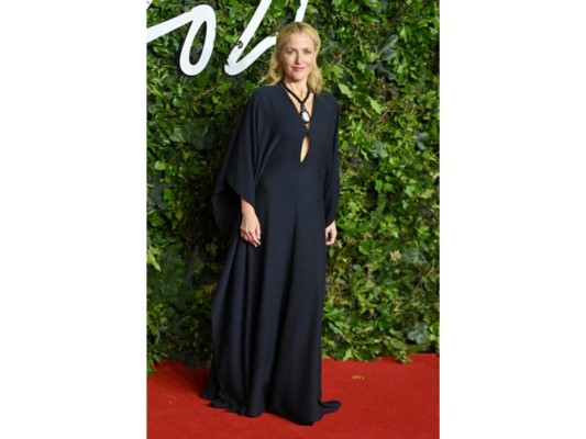 Gillian Anderson en un clásico vestido negro de Chloé.