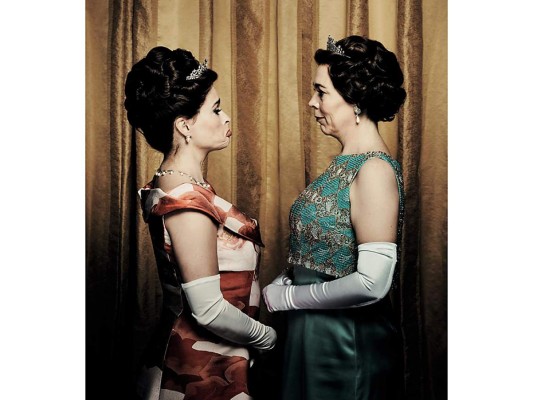 <br/>God Save the Queen. Según se anuncia, ni la impecable caracterización de Gillian Anderson como la dama de Hierro ni la popularidad del icónico personaje de Lady Di son suficientes para restar protagonismo a las dos mejores actrices de la serie, que se despiden a lo grande de sus personajes: Olivia Colleman y Helena Bonham Carter. Foto Entertainment Weekly<br/>
