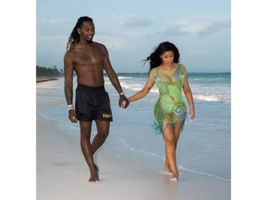 La exitosa rapera Cardi B decidió celebrar valentines en la playa junto a su esposo, además le dedicó una hermosa dedicatoria en la descripción de la publicación en redes sociales.