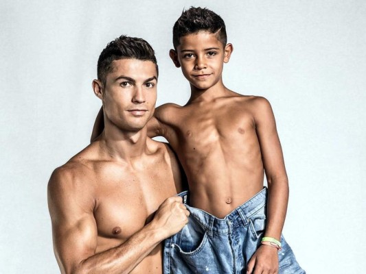 Otro famoso que demuestra ser un buen papá es Cristiano Ronaldo (padre de 4 hijos) quien comparte con sus seguidores en las redes sociales sus sentimientos de orgullo hacia sus hijos, como es el caso de Cristiano Jr, quien a su corta edad ya está siguiendo los pasos de su padre y se le ha visto la admiración que tiene por el.