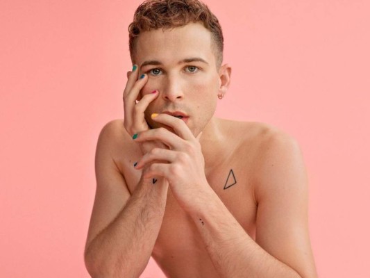 Tommy Dorfman, quien saltó a la fama por su papel en 13 Reasons Why, ha pronunciado con sinceridad acerca de la complejidad sobre usar ropa que está asignada a un género identificándose como persona no binaria.