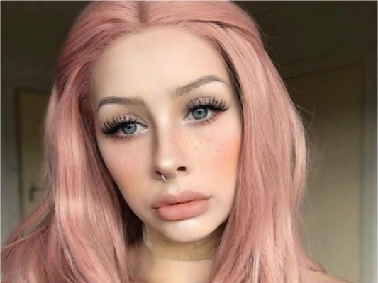 Soft coral, puede ser una opción en especial si no deseas lo vibrante pero recuerda que debes tener un proceso de decoloración del cabello uniforme para que el color se vea de la misma forma