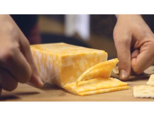 Corta el queso con hilo dental. Suena extraño pero lo cierto es que cortar con hilo dental es uno de los métodos más sencillos para un corte prolijo. Sólo necesitas un hilo sin sabor y un poco de ingenio.