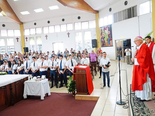 Estudiantes de la escuela Santa María del Valle celebran confirmación