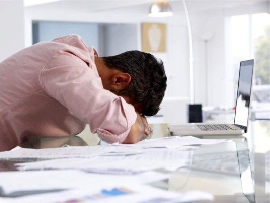 El Síndrome del Burnout tiene un nuevo escenario: el hogar. Y es que ante la amenaza latente del Covid-19 y las medidas de cuarentena para prevenirlo, muchos han tenido que unirse a la nueva tendencia: el teletrabajo, una modalidad encaminada el funcionamiento de las empresas, a pesar de la crisis sanitaria, para garantizar además los puestos de los empleados.<br/>