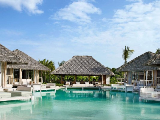 Otra vista de las áreas de piscina, rodeada de las habitaciones para las frecuentes visitas de la pareja durante las vacaciones