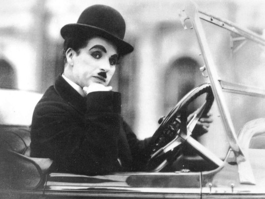 Charles Chaplin. “Por simple sentido común no creo en Dios, en ninguno' El actor, humorista, compositor, productor, guionista, director y escritor británico que adquirió popularidad gracias a su personaje Charlot en múltiples películas del período mudo, tampoco creía en Dios.