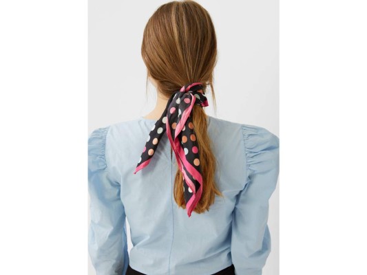 En una cola baja como un efecto decorativo. Pañuelo de polka dots de colores by Stradivarius