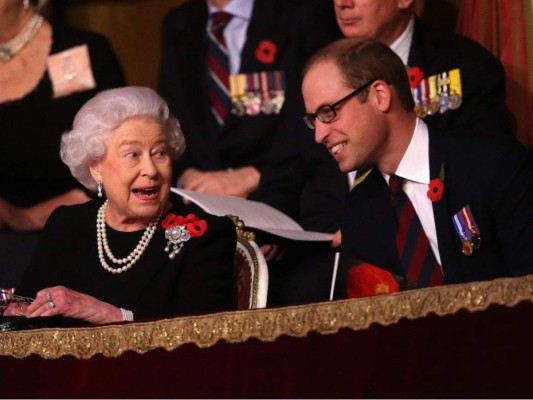 Throwback: La Reina Isabel corriendo tras William