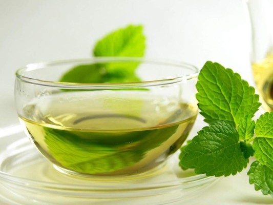 5. TÉ DE MENTA. Ahhh, nada más refrescante que la menta! Masticar hojas de menta es un buen remedio para la halitosis ya que esta hierba contiene propiedades antisépticas que permiten limpiar los dientes y boca.