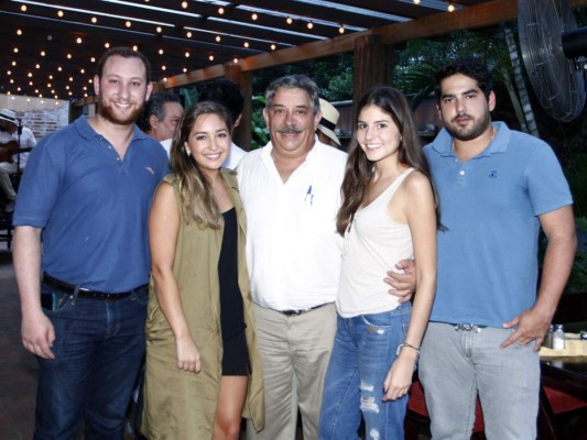 Alejandro Vitanza, Paola Lazarus, Juan Batres, anfitrión del evento, Claudia Kattán y Frank Sunceri.