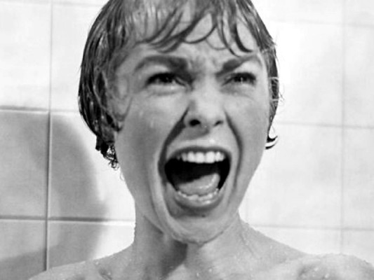 Psicosis. La famosa escena de la actriz Janet Leigh, de la ducha le afectó tanto repetir esa escena repetidamente que estuvo un tiempo evitando las duchas. . Le traumatizó tanto ver esa escena que solo se duchaba cuando realmente lo necesitaba y cerraba todas las puertas, ventanas y dejaba la puerta del lavabo y ducha abierta.