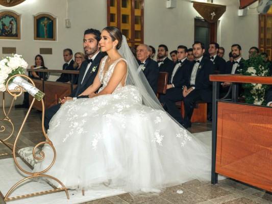 Los novios Giancarlo Casco y Giselle Maalouf escuchan atentos la homilía. Foto:Daniel Madrid