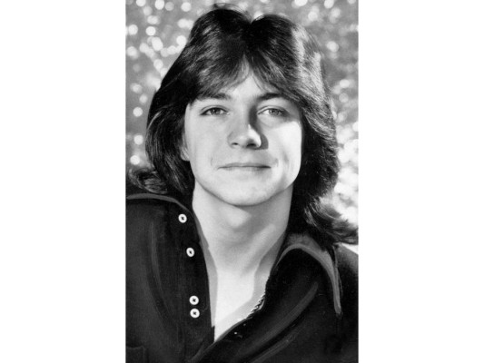 David Bruce Cassidy falleció en noviembre de 2017 y ​ fue un actor, cantante, compositor y guitarrista estadounidense.​ Conocido por su papel como Keith Partridge, hijo de Shirley Partridge, en la comedia musical The Partridge David Bruce Cassidy. ​