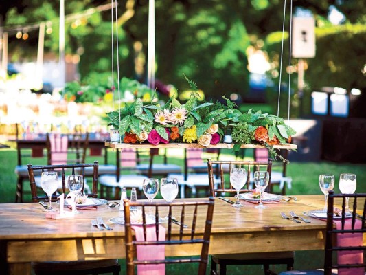 Una boda ecléctica. Existe un regreso a la boda clásica elegante con mesas montadas estilo mayordomo sobre telas profusas de color, pasteles dramáticos y arreglos florales formales. A este tipo de boda le puedes dar un aire ecléctico al realizarla al aire libre, al atardecer y con muchos toques de dorado.<br/>