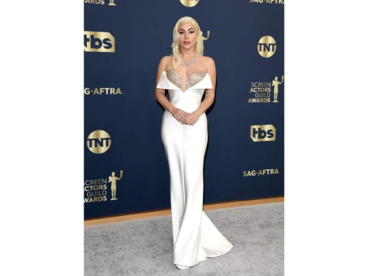 Lady Gaga llegó hermosísima a la alfombra blanca de los SAG, luciendo un vestido blanco strapless de Armani con un gran escote y cuerpo metalizado.