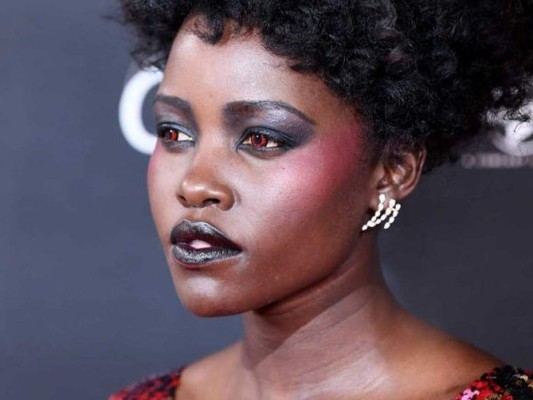 Lupita Nyong'o sorprendió con sus contactos rojos