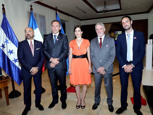 El embajador de Francia Pierre Christian Soccoja junto a otros representantes del cuerpo diplomático francés en Tegucigalpa durante la celebración (fotografías: Hector Hernández)