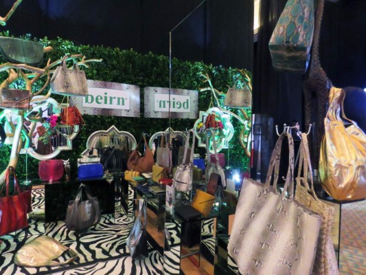 Beirn tiene exhibida su variada colección de carteras todas creadas con piel de serpiente de agua