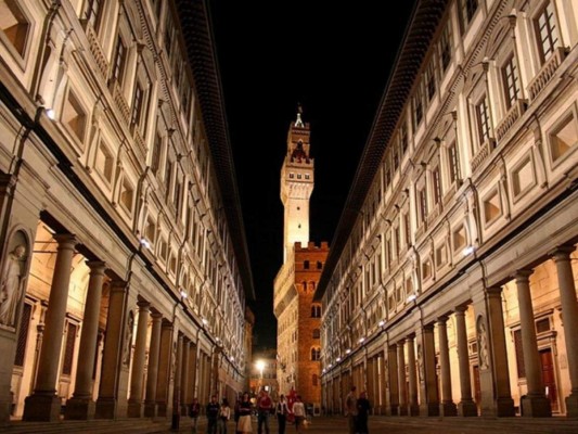 Galleria degli Uffizi, Florencia<br/><br/>Palacio y museo que contiene una de las más antiguas y famosas colecciones de arte en el mundo. Las dos obras más importantes que se encuentran en este museo son la ''Virgen del jilguero'' de Rafael y la ''Sagrada Familia con San Giovannino'' por Miguel Ángel. Se la considera como una de las atracciones turísticas más vistas de Florencia. Disfruta de este museo:<br/><br/>https://www.uffizi.it/opere