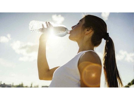 Debes tener una ingesta adecuada de agua.