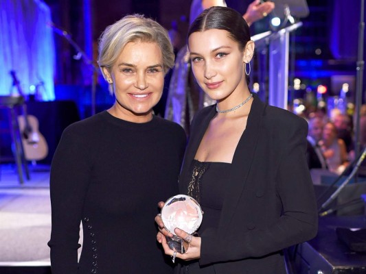 Yolanda Hadid defiende a Bella Hadid de rumores de operaciones