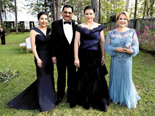 José Jarquín y Julissa Ustariz celebran fiesta nupcial